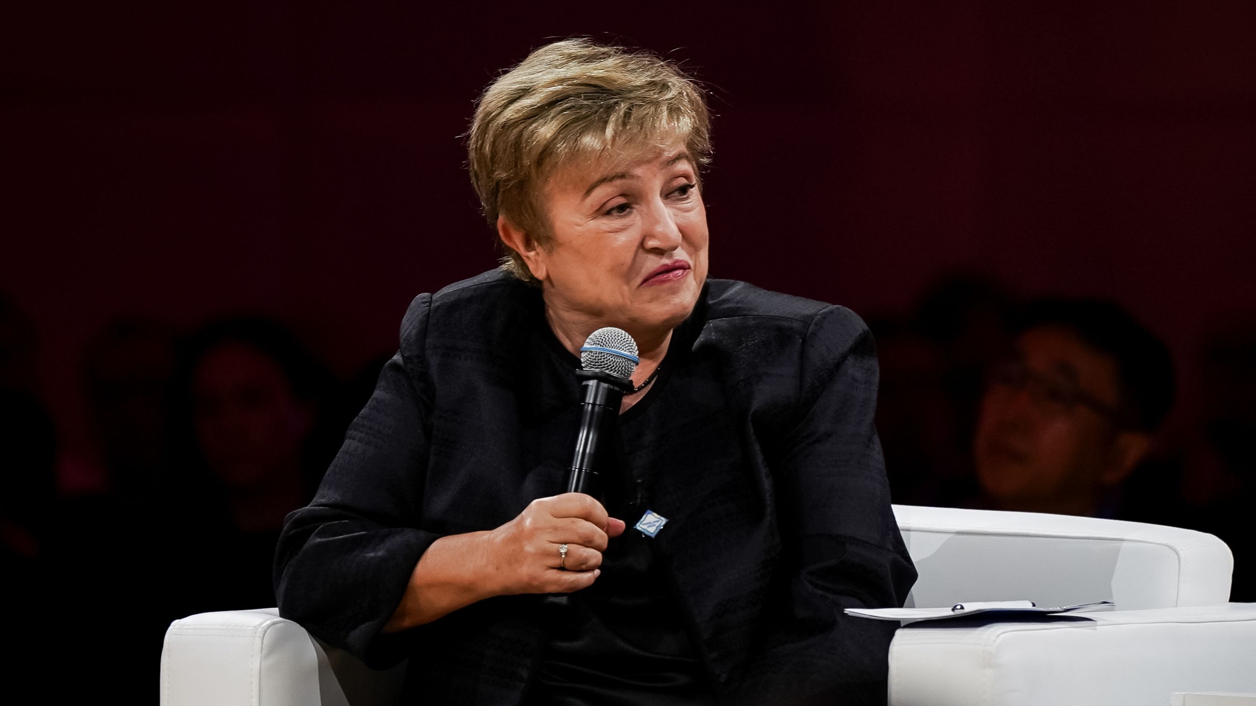 FMI alerta sobre riesgos financieros de la inversión en IA y pide regular criptomonedas