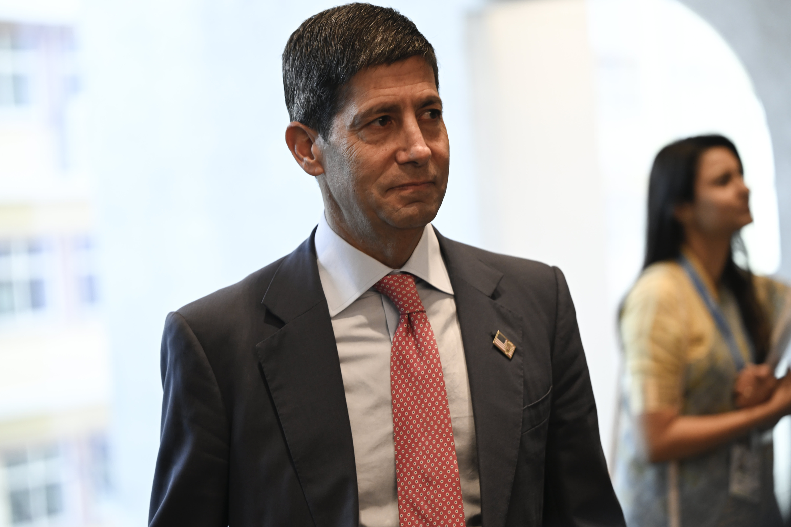 🌐 Kevin Warsh de la Fed prevé un futuro accidentado pero positivo para la IA y la riqueza