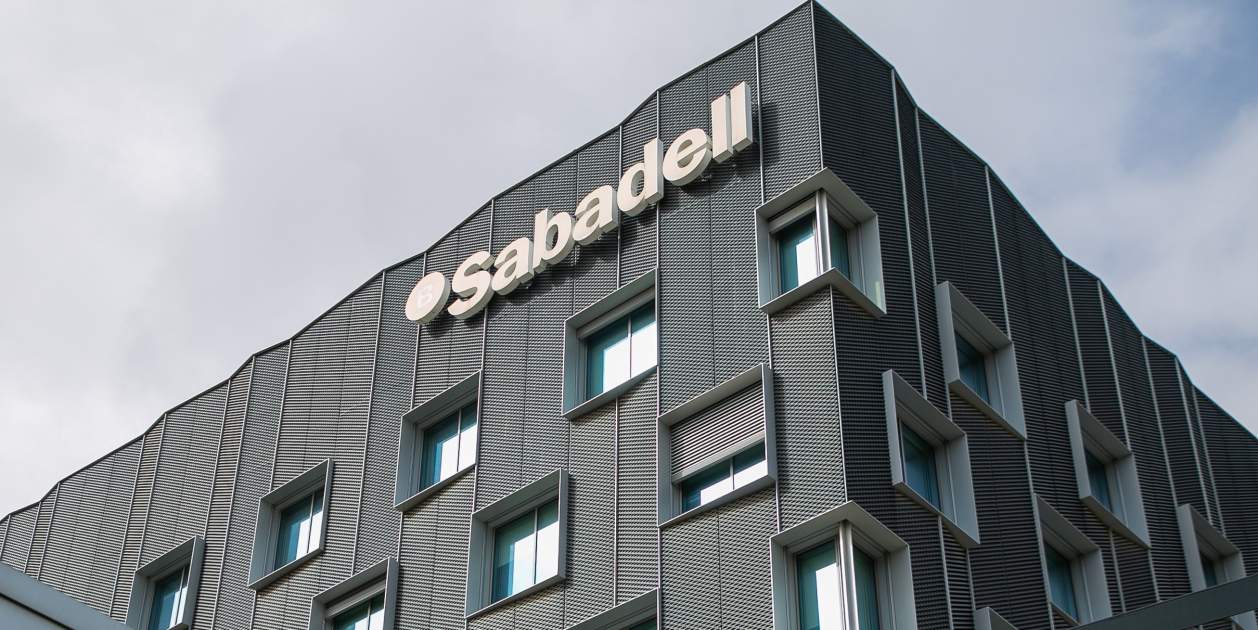 Banc Sabadell amplía uso de IA con T-Systems para mejorar eficiencia